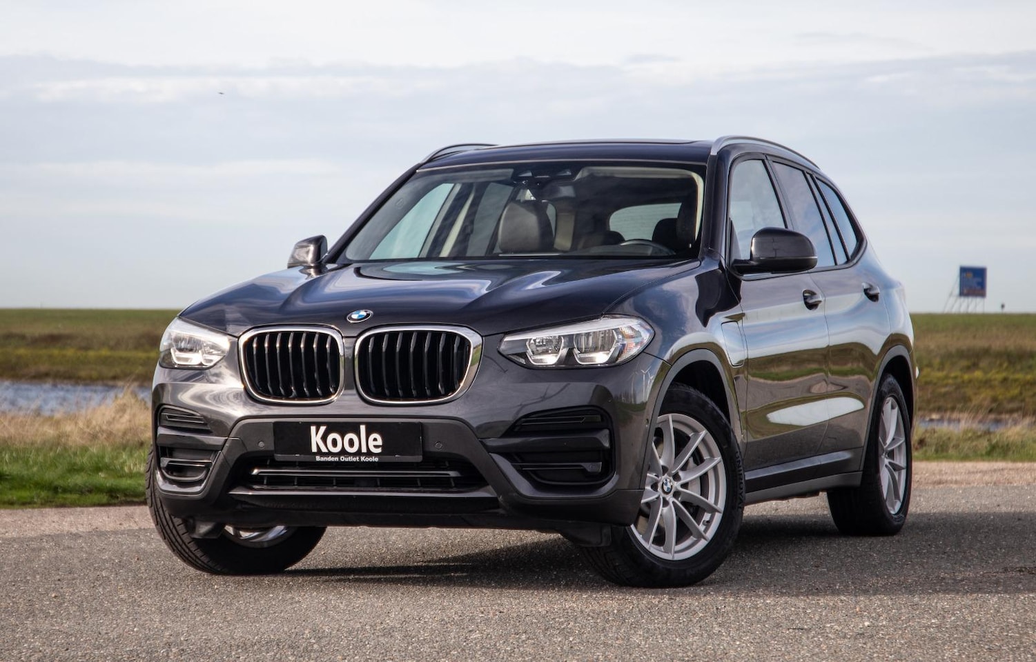 BMW X3 - xDrive30e High Executive BRUIN LEER / PANORAMA DAK / AUTOMAAT / PLUG IN / CARPLAY / STOELV - AutoWereld.nl