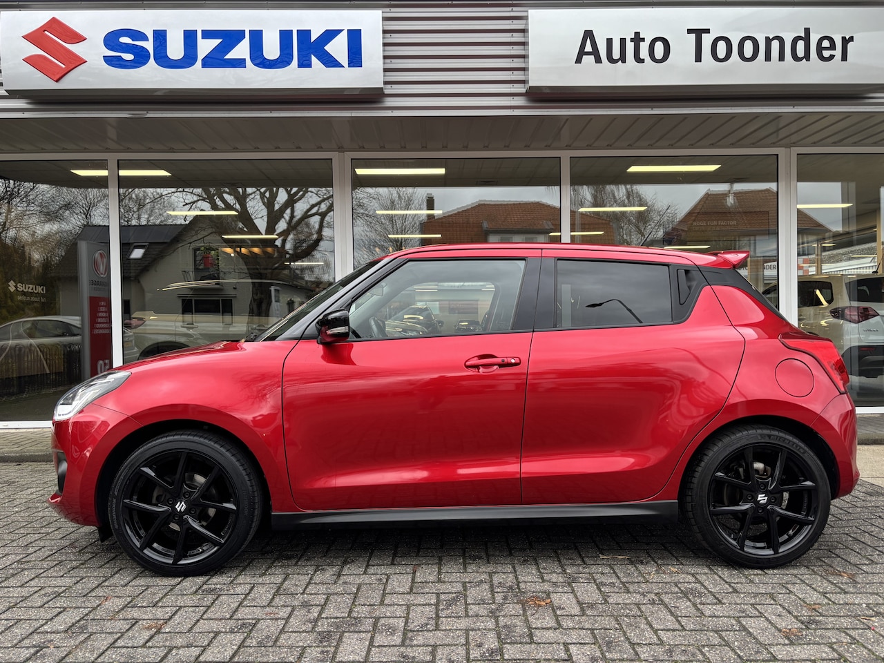 Suzuki Swift - 1.0 Stijl Smart Hybrid/Sportline Pack/17" LMV - AutoWereld.nl
