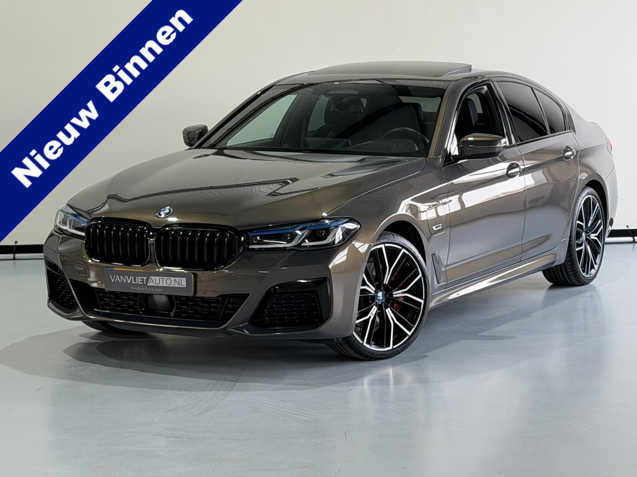 BMW 5-serie - 530e M SPORT EDITION PLUS Schuifdak / Head Up / Leder / Laser - AutoWereld.nl