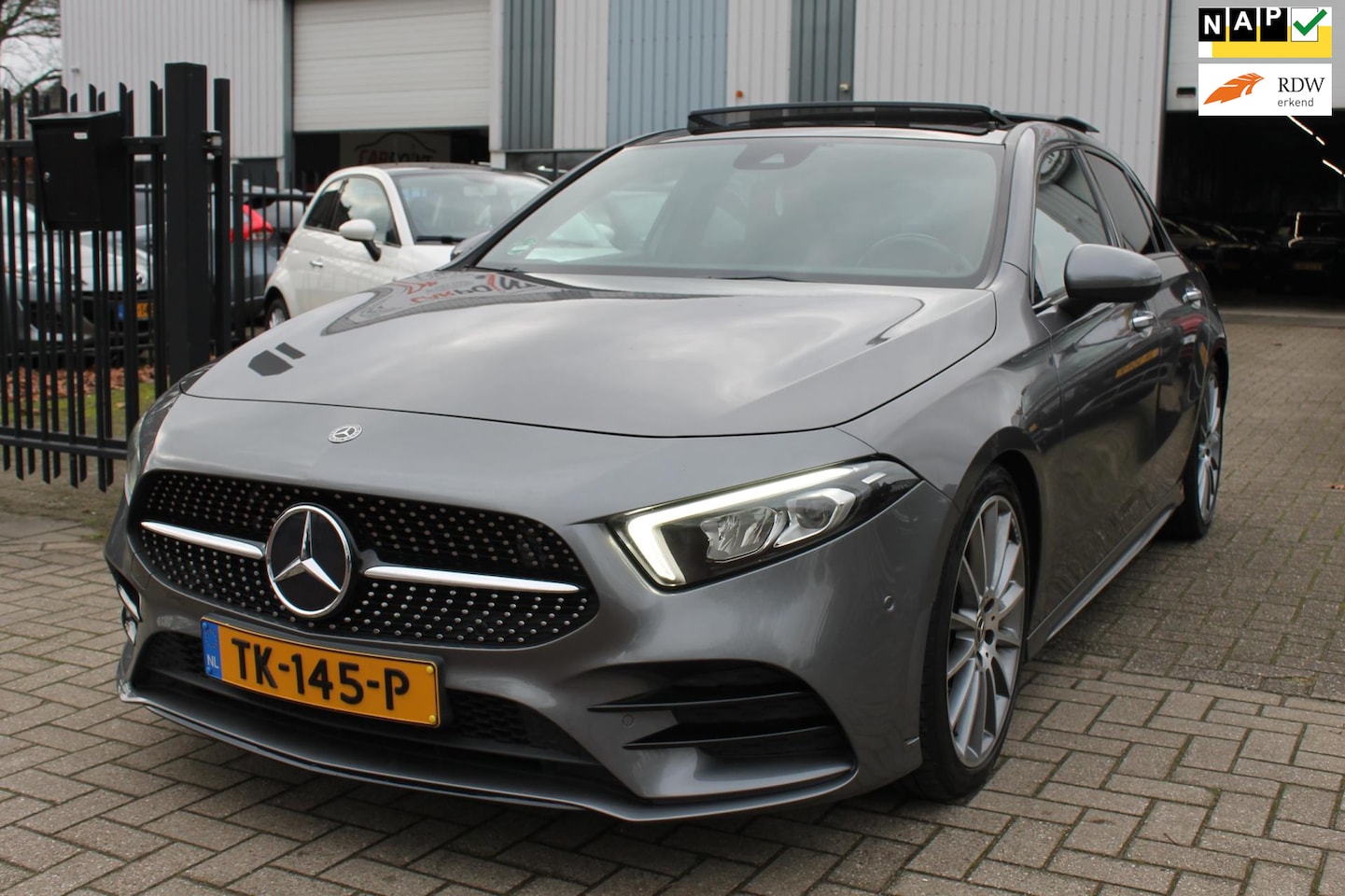 Mercedes-Benz A-klasse - 200 Premium Pano Leer LED Keyless!! - AutoWereld.nl