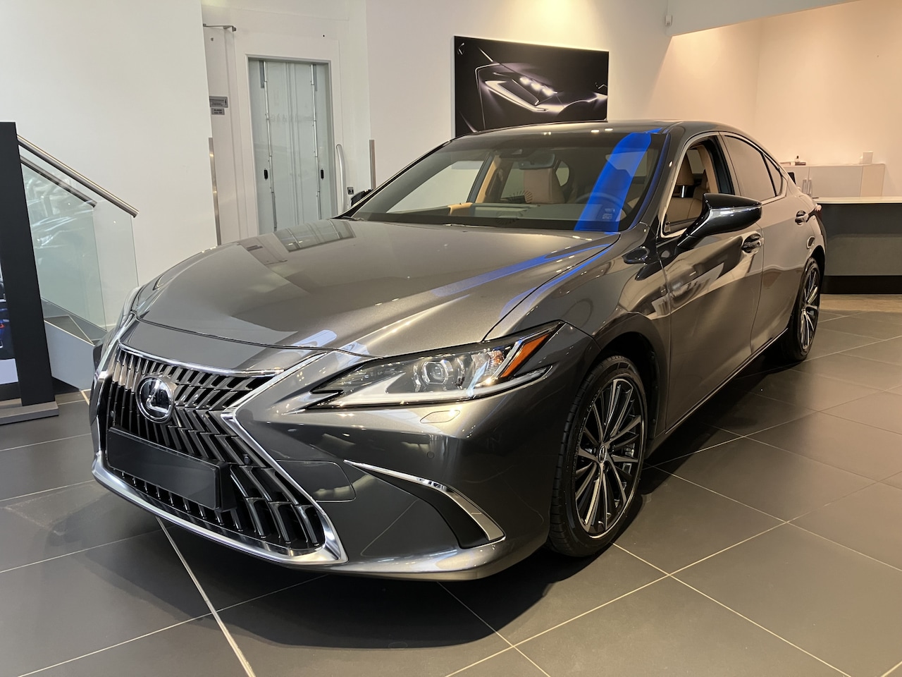 Lexus ES - 300h 35th Edition | Uit voorraad leverbaar in grijs en zwart metallic | - AutoWereld.nl