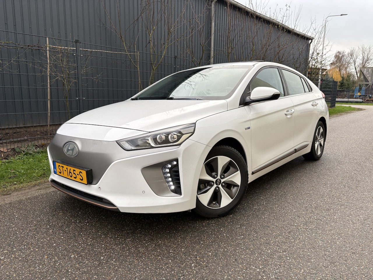Hyundai IONIQ - Premium EV / AUTOMAAT / LEER / NAVI / SCHUIFDAK / 98dkm! NAP! - AutoWereld.nl