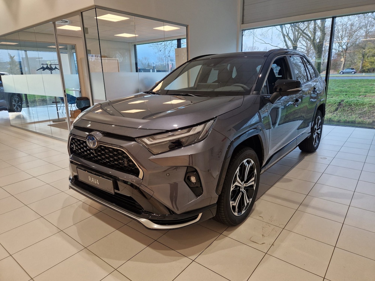 Toyota RAV4 - 2.5 Plug-in Hybrid AWD Bi-Tone Plus Schuif - / Kanteldak | UIT VOORRAAD LEVERBAAR BIJ BLOE - AutoWereld.nl