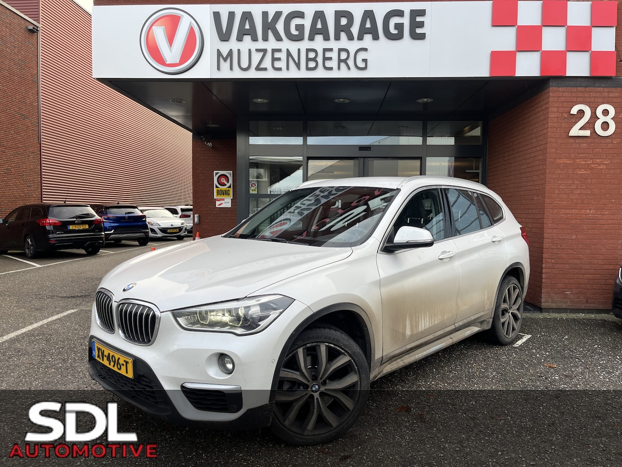 BMW X1 - sDrive20i Executive X-Line // LED // LEDER // HEAD-UP DISPLAY // ELEK. ACHTERKLEP // NAVI - AutoWereld.nl