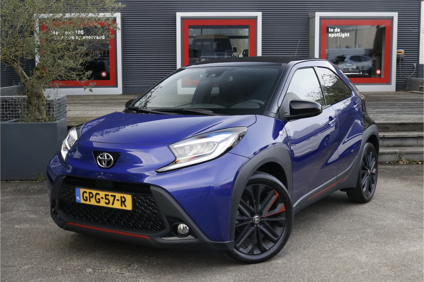 Toyota Aygo X - 1.0 VVT-i MT Premium | Elektrisch vouwdak | Stoelverwarming | LM velgen | Camera | Climate - AutoWereld.nl