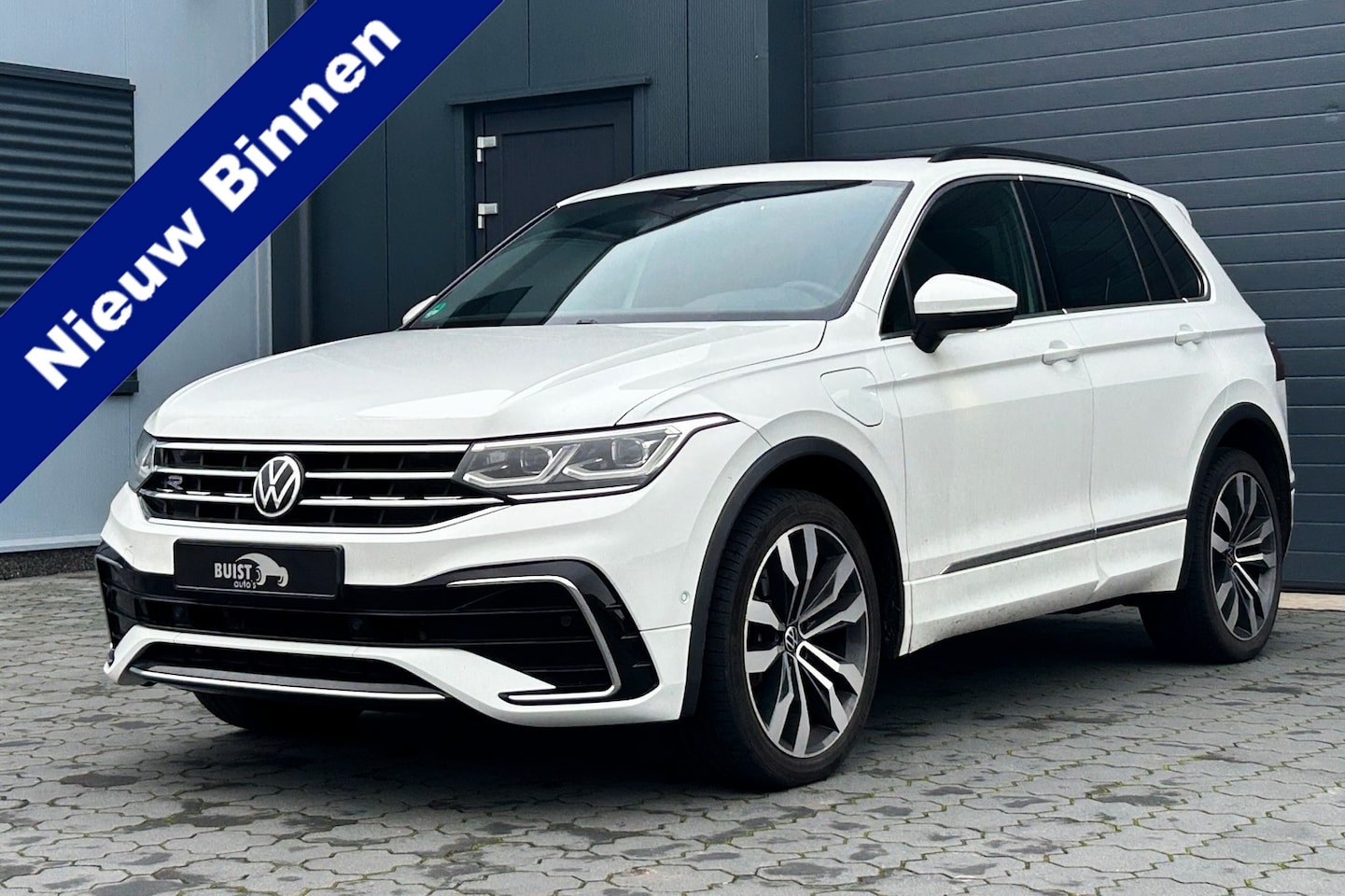 Volkswagen Tiguan - 1.4 TSI eHybrid R-Line 245pk PANO TREKHAAK 20" IQ LIGHT KEYLESS - AutoWereld.nl