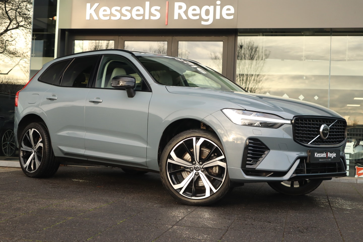 Volvo XC60 - 2.0 T8 Plug-in hybrid AWD Ultimate Dark Pano Lucht HuD H&K Memory El.Haak Massage/Koeling - AutoWereld.nl