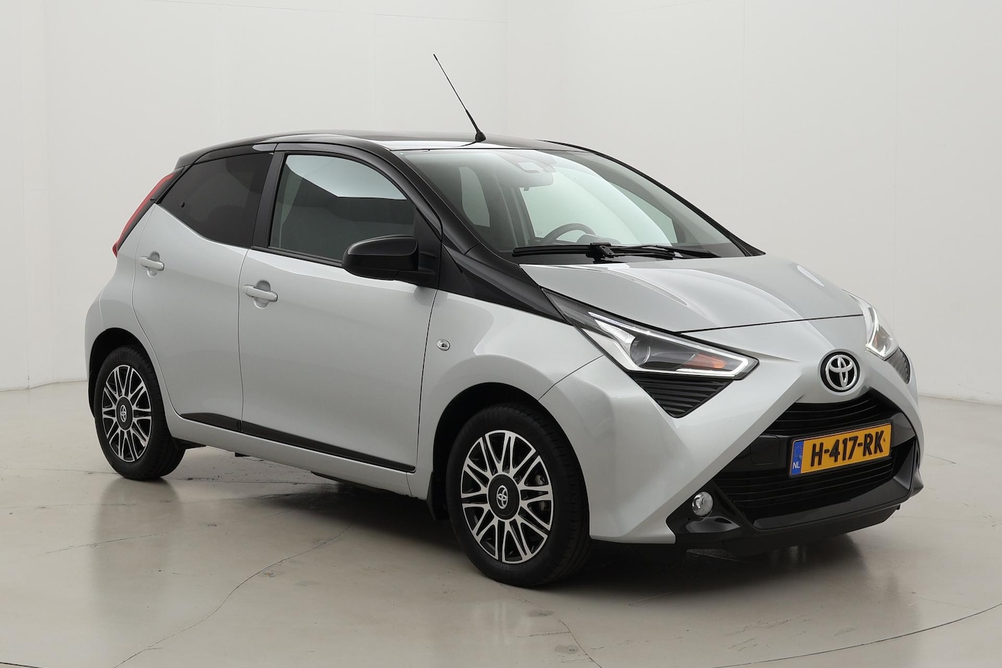 Toyota Aygo - 1.0 VVT-i x-clusiv | Apple Carplay / Android Auto | Clima | Camera | 15 inch | Rijstrookse - AutoWereld.nl