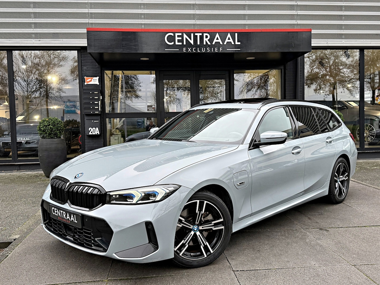 BMW 3-serie Touring - 330e xDrive M-Sport Pano|Keyless|HUD|Memory|M-Seats|Carplay - AutoWereld.nl