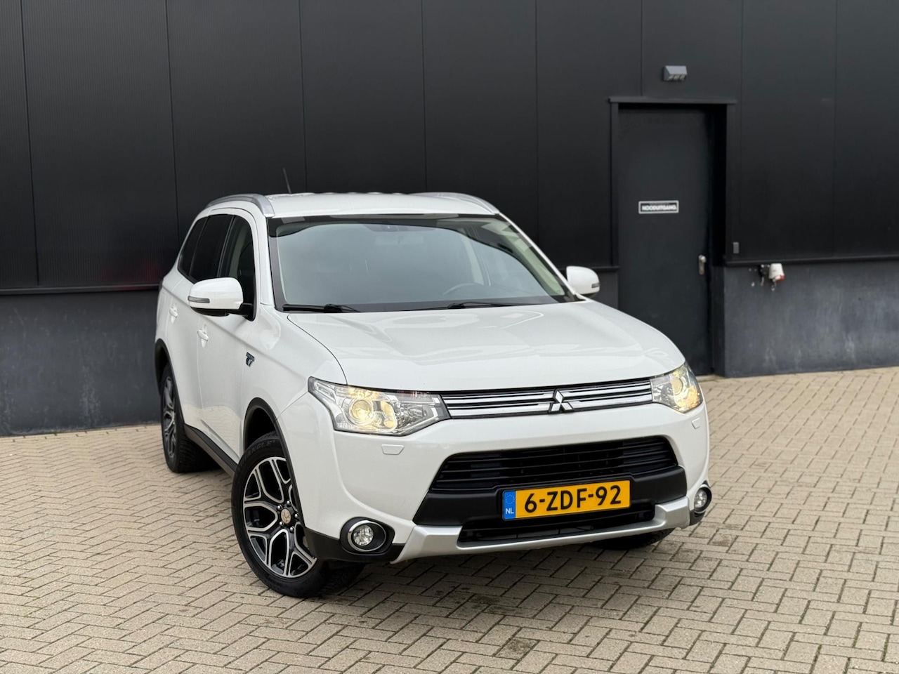 Mitsubishi Outlander - 2.0 PHEV Executive X-Line (bj Dec-2014) PARELMOER|CAM|NAV - AutoWereld.nl