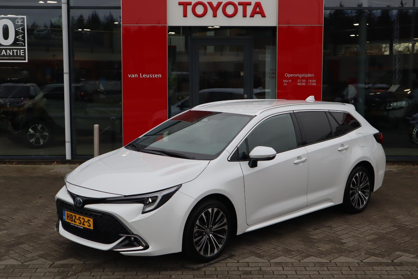 Toyota Corolla Touring Sports - 1.8 HYBRID STYLE APPLE/ANDROID STOEL+STUURVERW. EL-ACHTERKLEP HALF-LEDER LED 17"LMV KEYLES - AutoWereld.nl