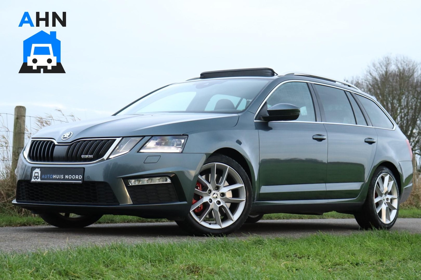 Skoda Octavia Combi - 2.0 TSI RS / 230PK! / DSG / Pano / Canton / Camera / Trekhaak / 18"! - AutoWereld.nl