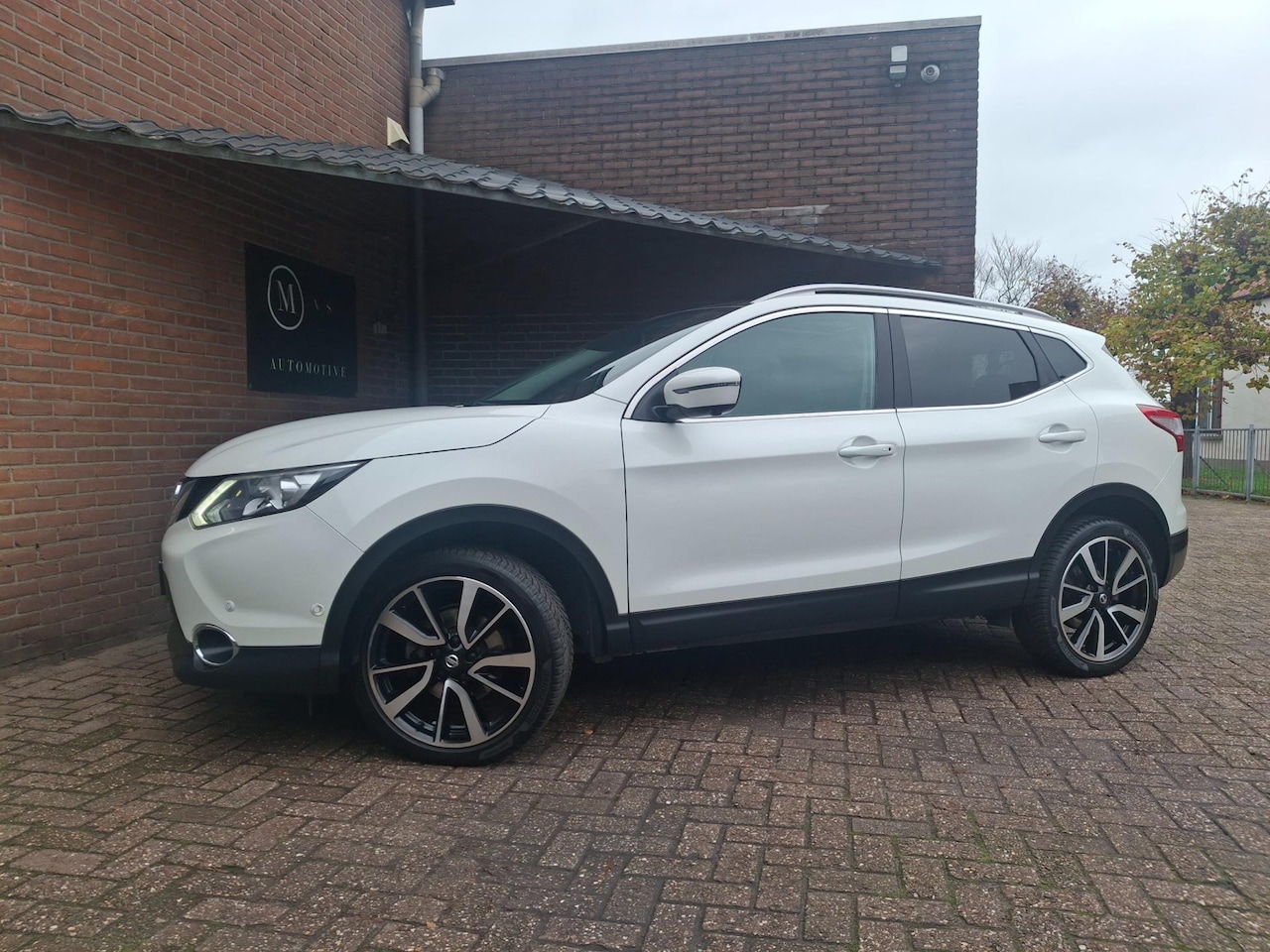 Nissan Qashqai - 1.2 Tekna 116PK Navigatie / Trekhaak / Panoramdak / Achteruitrijcamera / Stoelverwarming / - AutoWereld.nl
