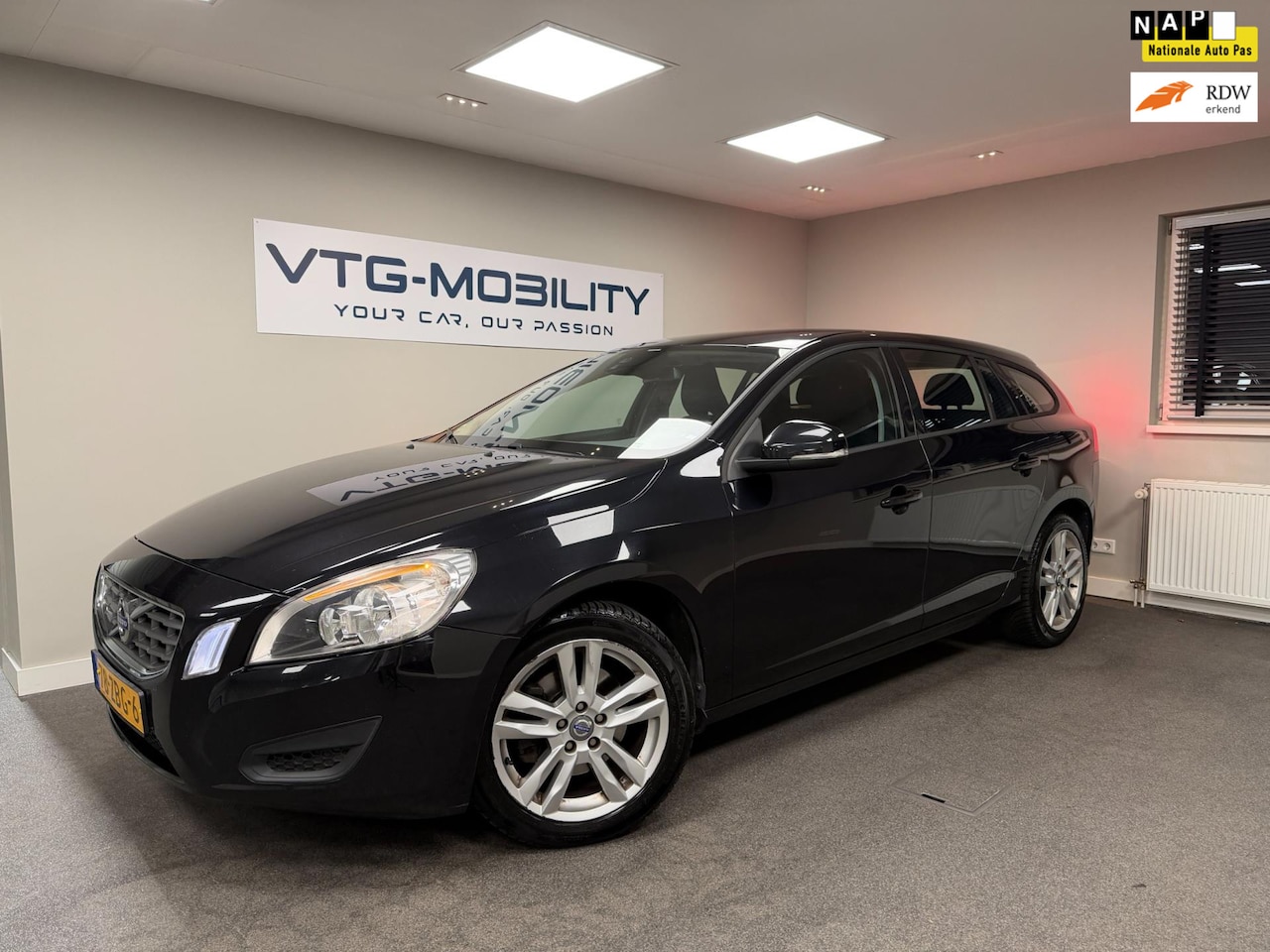 Volvo V60 - 1.6 T3 Kinetic Navi|ClimateControl|PDC A|Dealer Onderhouden|APK 05-2026 - AutoWereld.nl