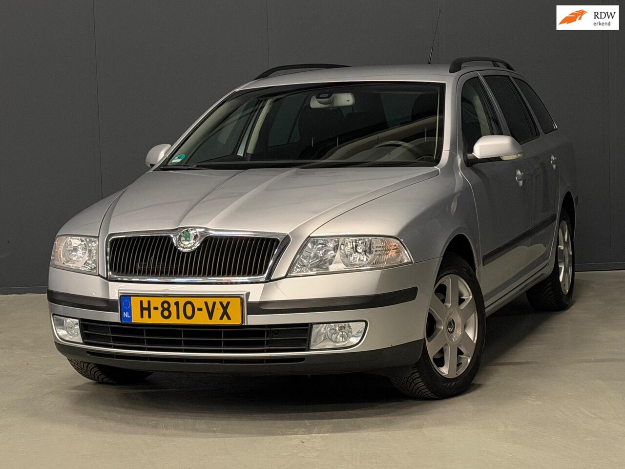 Skoda Octavia Combi - 1.6 Ambiente Attractive Business AUTOMAAT AIRCO/CRUISE/ISOFIX | NETTE AUTO ! - AutoWereld.nl