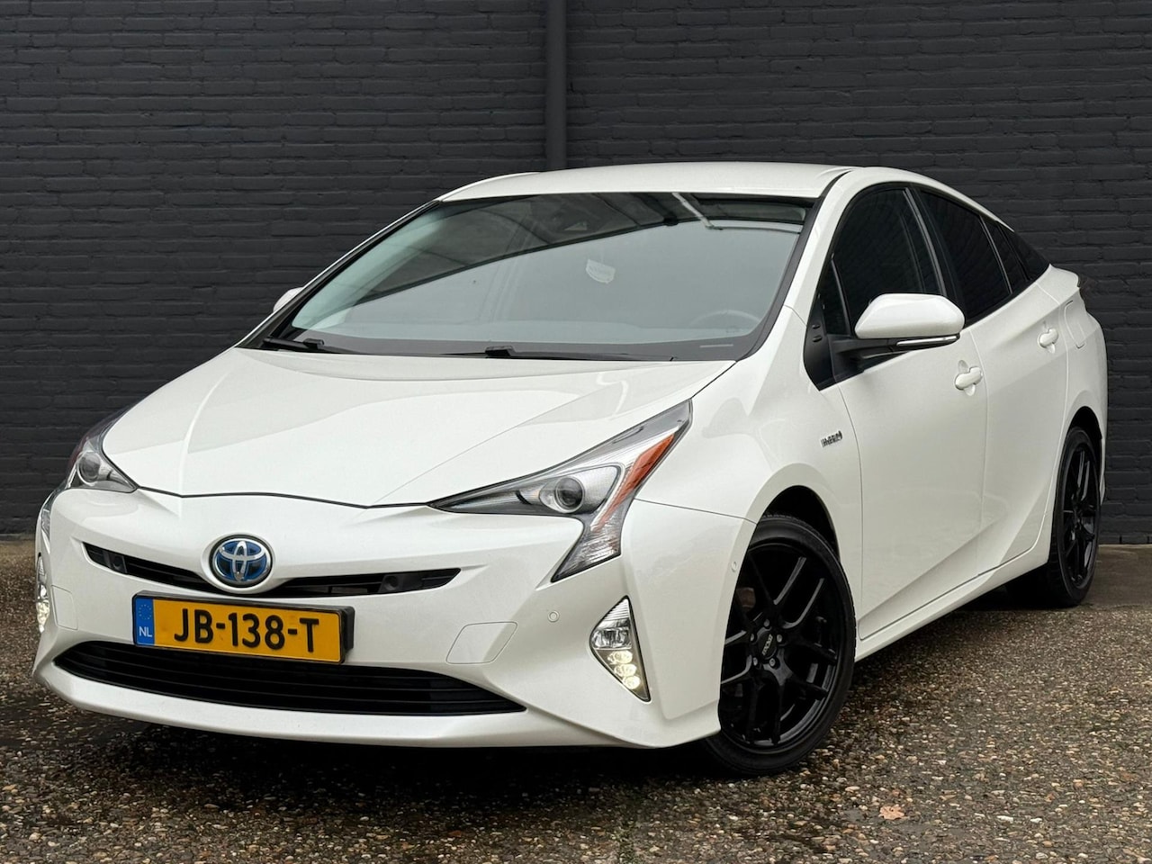 Toyota Prius - 1.8 Executive NAVI | PDC | CAMERA | LEDER | TREKHAAK | AIRCO | NWE APK - AutoWereld.nl