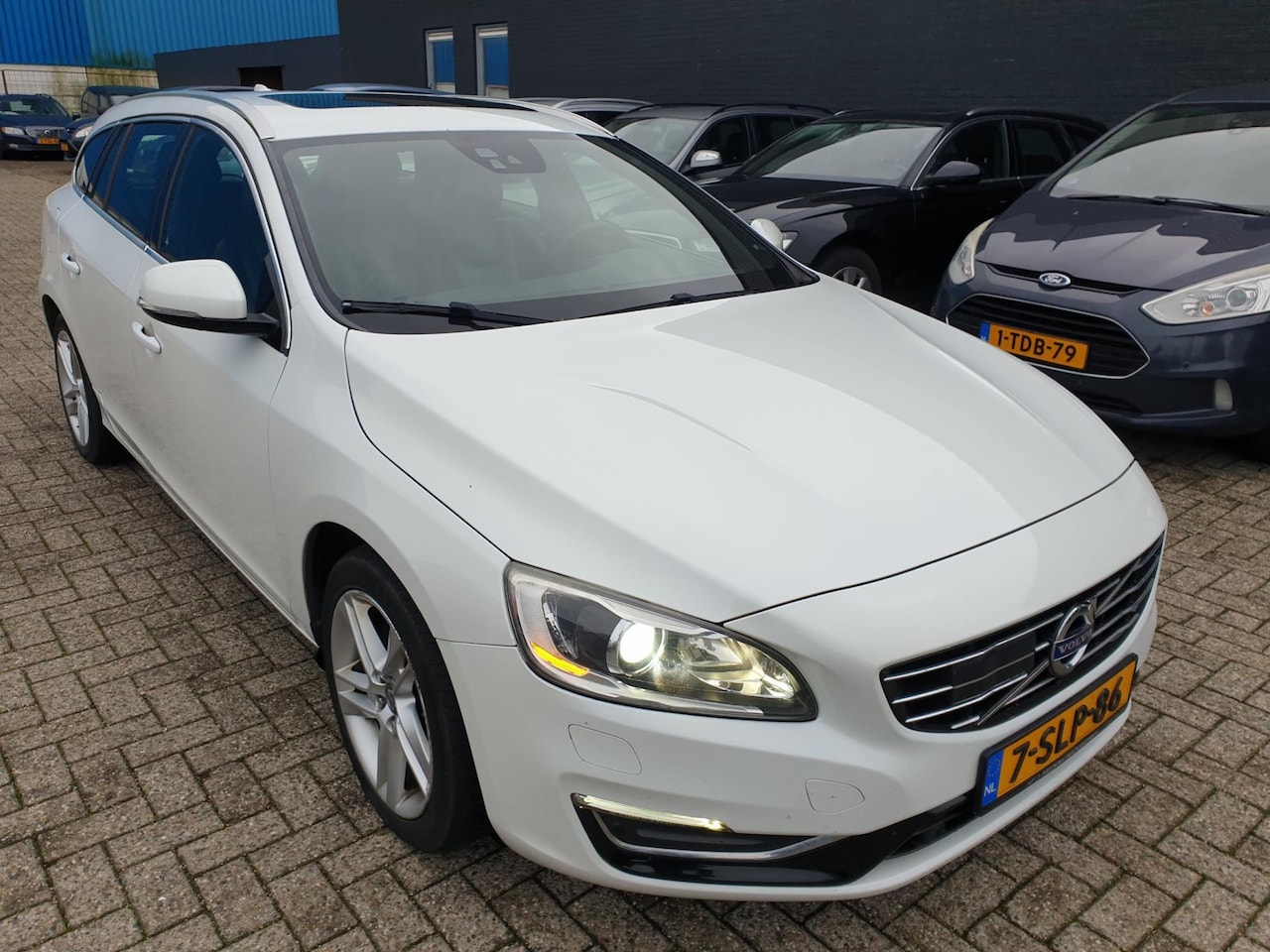 Volvo V60 - 2.4 D6 AWD Plug-In Hybrid Summum FULL Optie - AutoWereld.nl