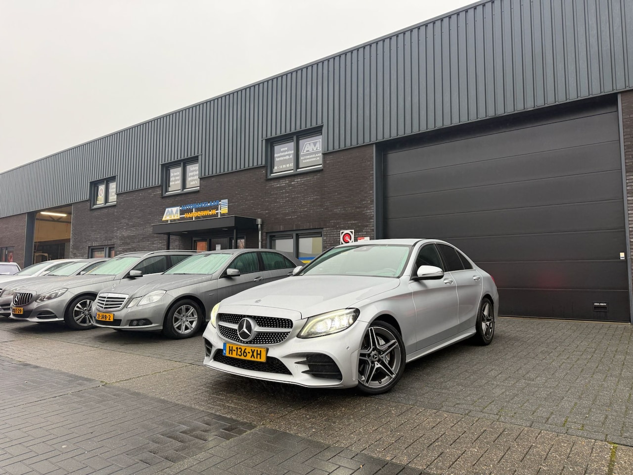 Mercedes-Benz C-klasse - 180 Business Solution AMG | AUTOMAAT | 12MND GARANTIE | CARPLAY | LMV | PDC | NL AUTO | SF - AutoWereld.nl
