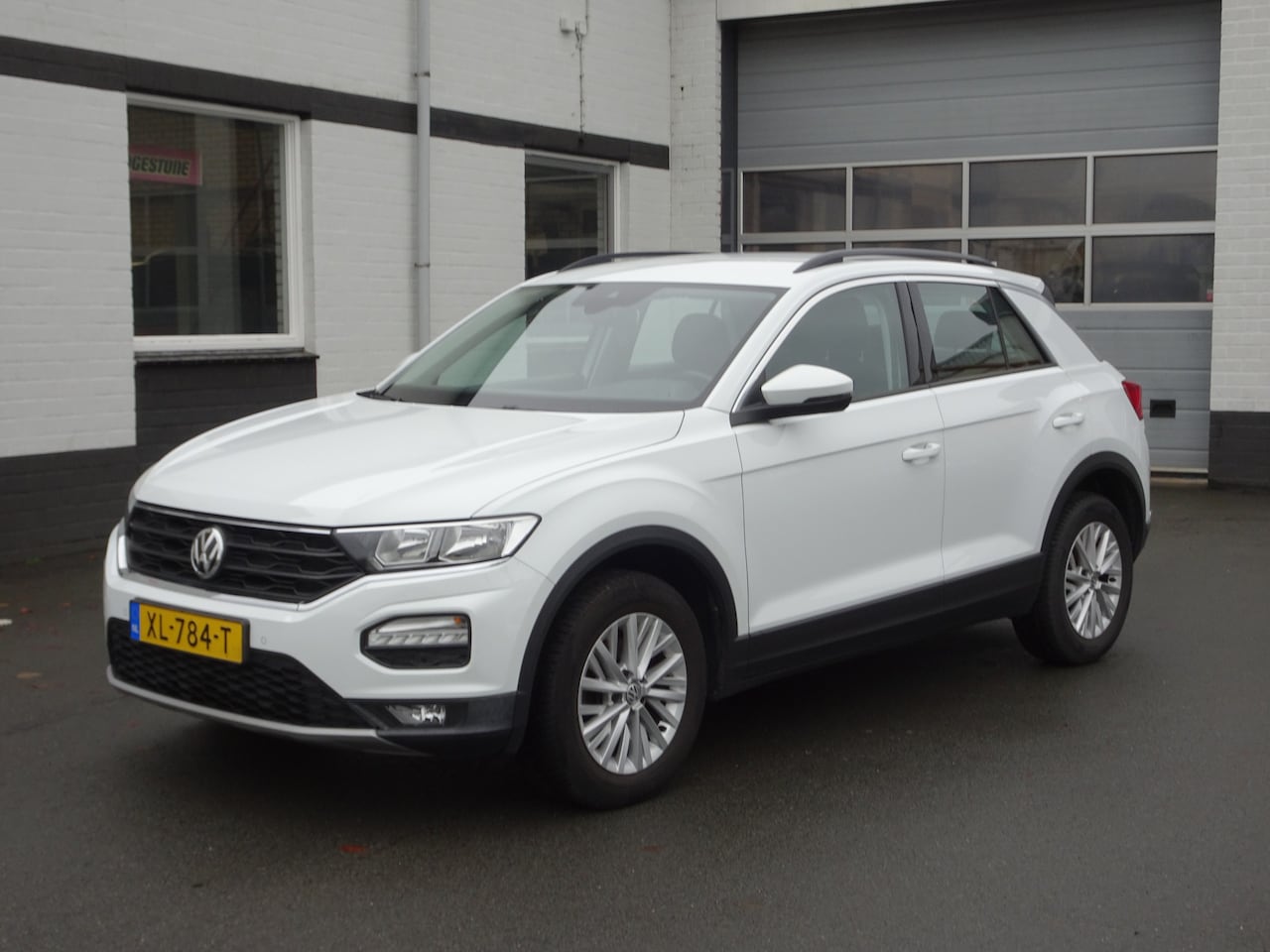 Volkswagen T-Roc - 1.5 TSI Style Airco, navigatie, carplay, trekhaak, licht metalen velgen, parkeersensoren, - AutoWereld.nl
