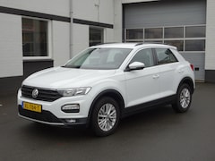 Volkswagen T-Roc - 1.5 TSI Style Airco, navigatie, carplay, trekhaak, licht metalen velgen, parkeersensoren,