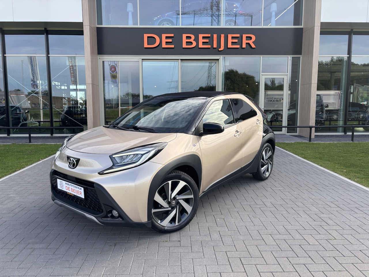 Toyota Aygo X - 1.0 VVT-i Automaat Premium Cabrio I Two tone I All season banden - AutoWereld.nl