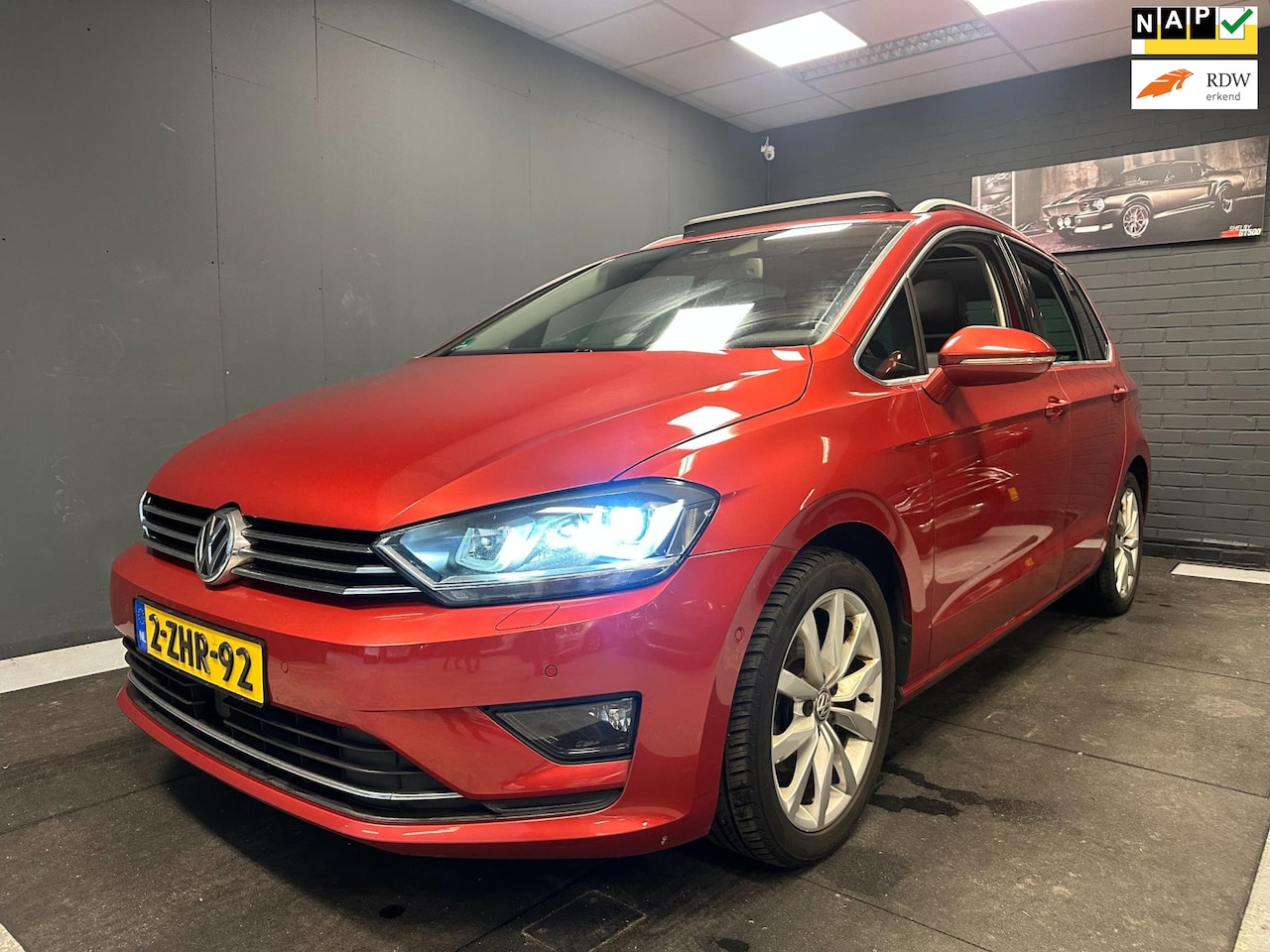 Volkswagen Golf Sportsvan - 1.4 TSI Highline • Pano•DSG•Xenon•Parkeersensoren V+A•Trekhaak - AutoWereld.nl