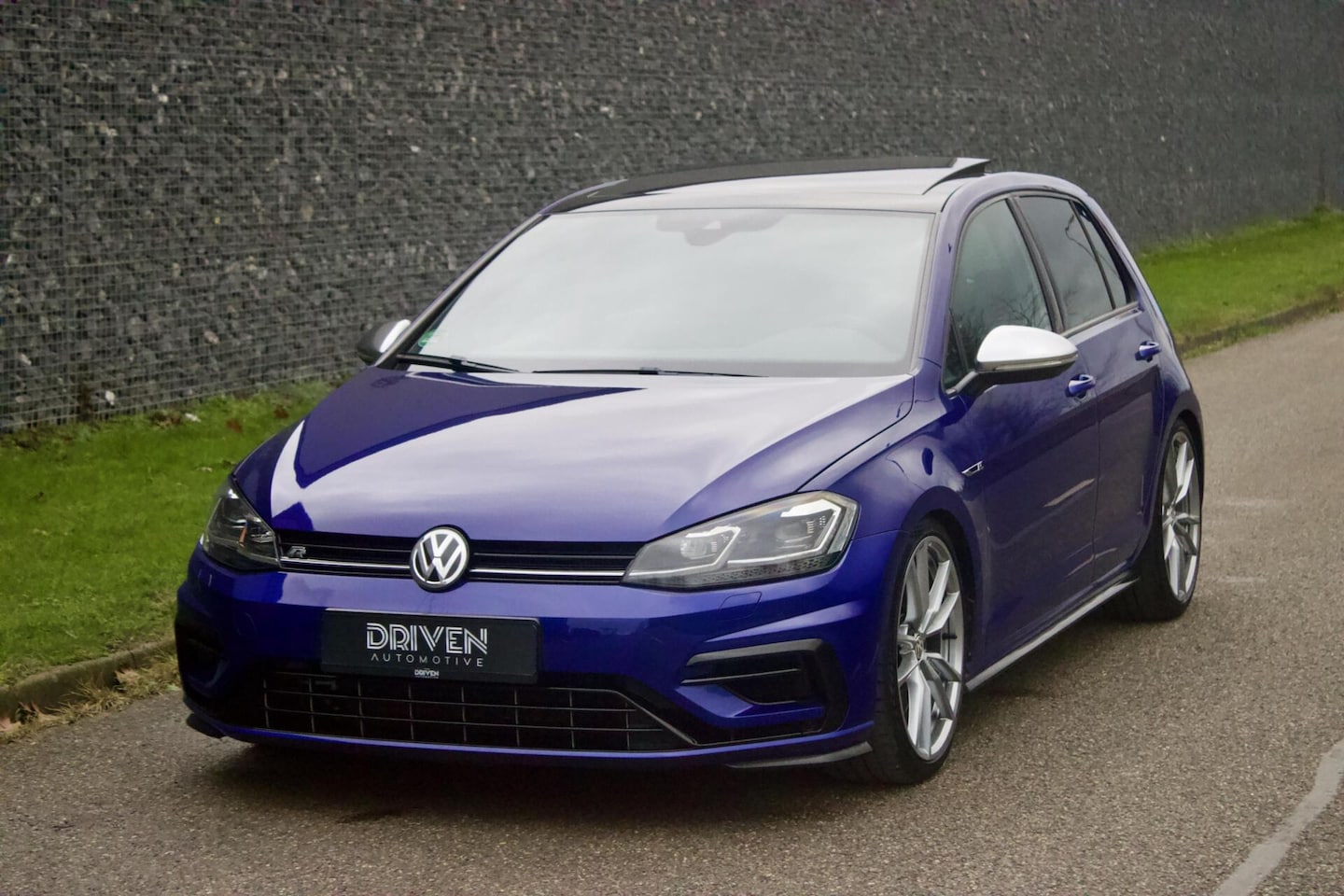 Volkswagen Golf - 7.5 R | Pano - Keyless - REMUS - DynAudio - AutoWereld.nl