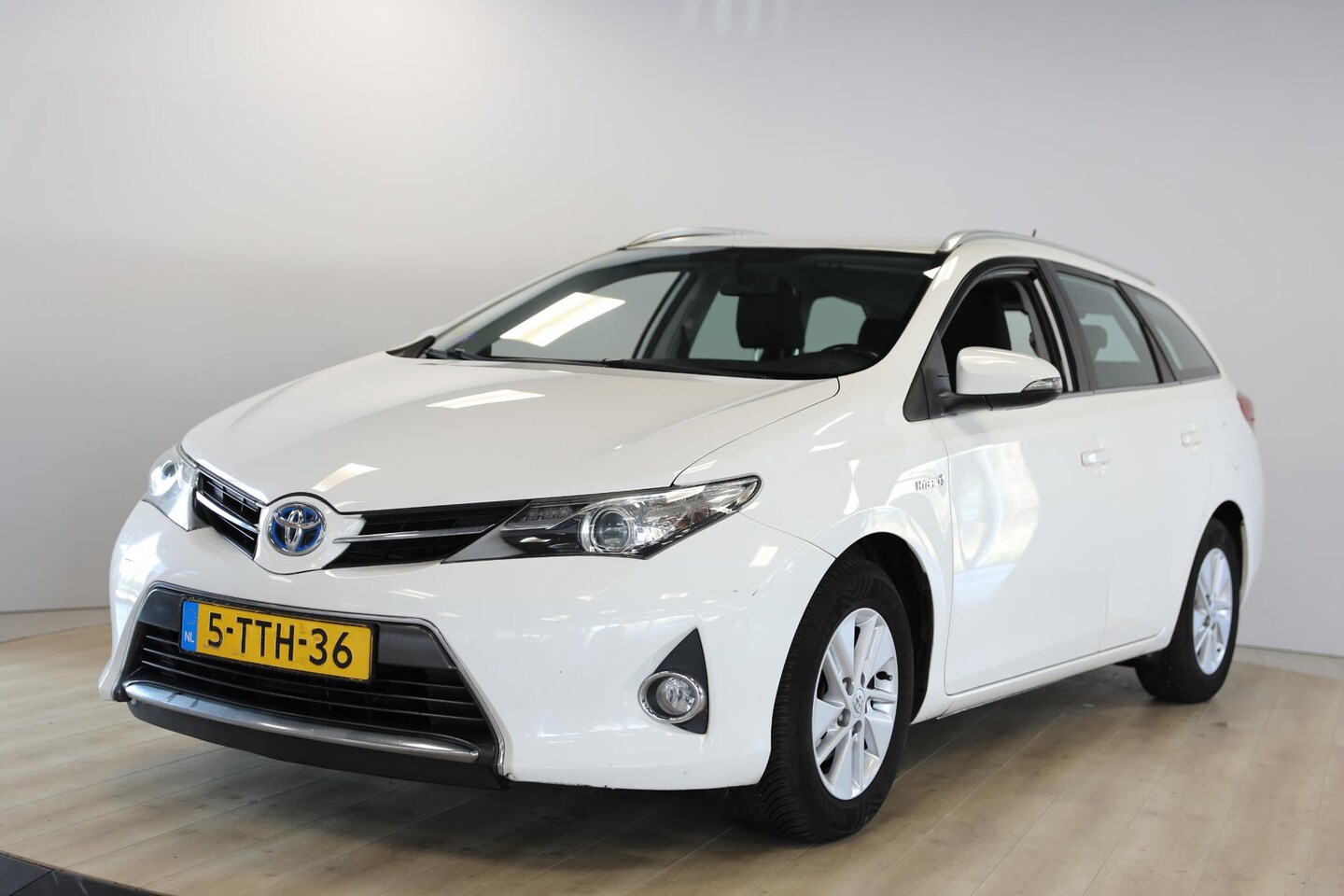 Toyota Auris Touring Sports - 1.8 Hybrid Aspiration | Camera | Navi | Cruise - AutoWereld.nl