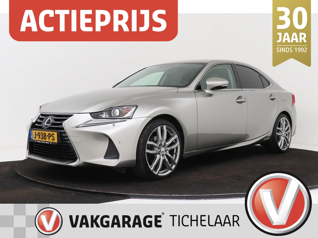 Lexus IS - 300h Hybrid | Navigatie | 19" Velgen | PDC V+A | Voorruitverwarming | - AutoWereld.nl