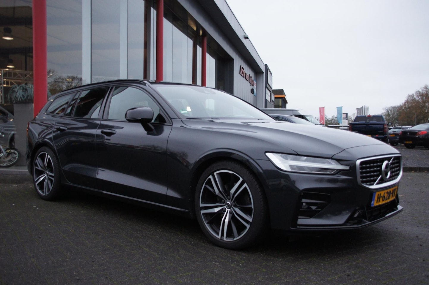 Volvo V60 - 2.0 T4 R-Design 2.0 T4 R-Design - AutoWereld.nl
