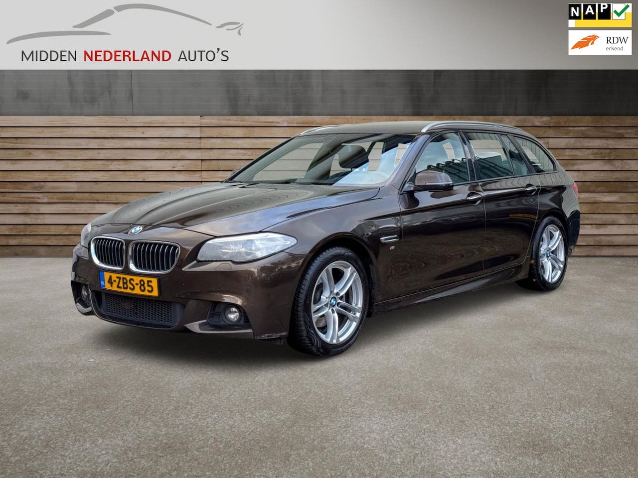 BMW 5-serie Touring - 520i Executive * M-PAKKET * LEER * SPORT STOELEN * ZWARTE HEMEL BEKLEDING * - AutoWereld.nl