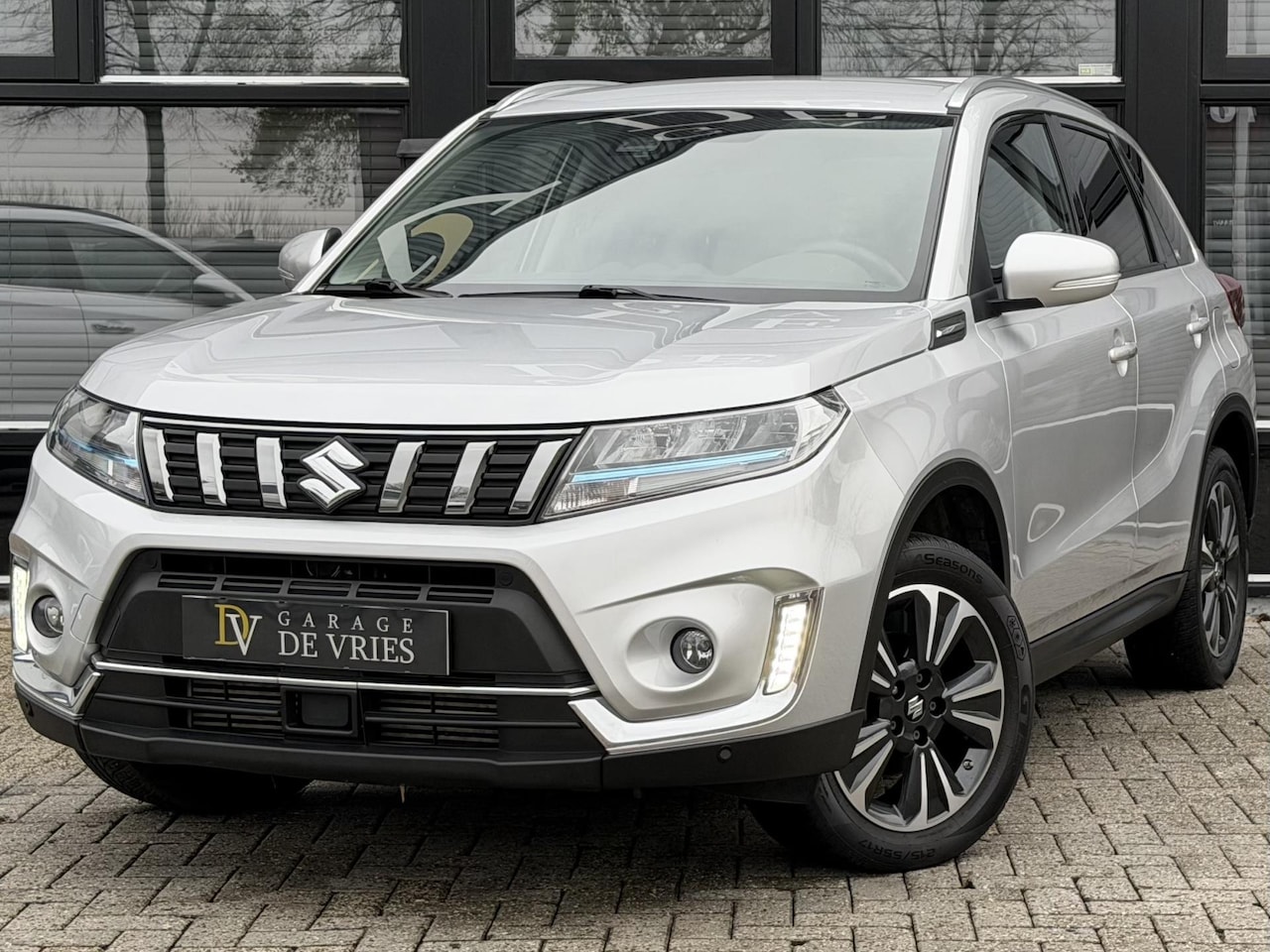 Suzuki Vitara - 1.4 Boosterjet Style Smart Hybrid AllGrip 4X4 ACC Camera PDC Navi Garantie - AutoWereld.nl