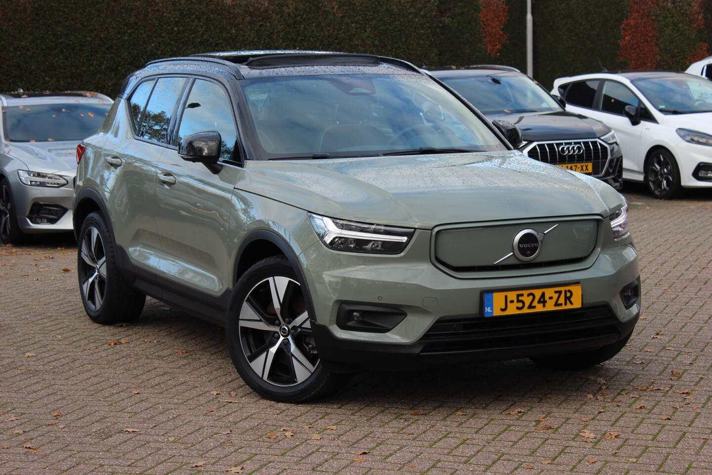 Volvo XC40 - Recharge P8 AWD R-Design / SoH 91.7% / Trekhaak / Panoramadak / Camera / Keyless / Harman - AutoWereld.nl