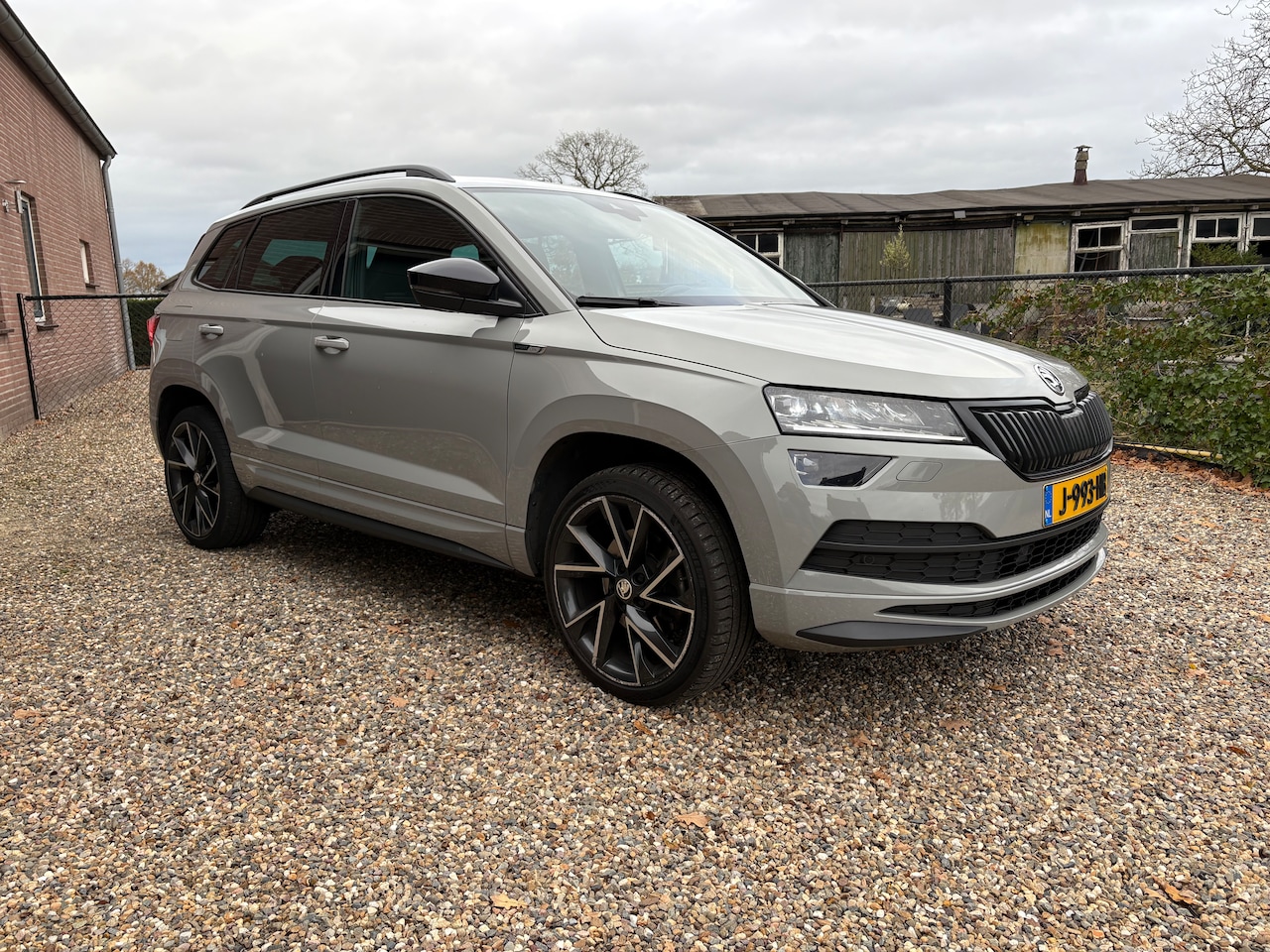 Skoda Karoq - 1.5 TSI ACT Sportline Business zeer uitgebreide extra's zoals zonnedak en uitklapbare trekhaak - AutoWereld.nl