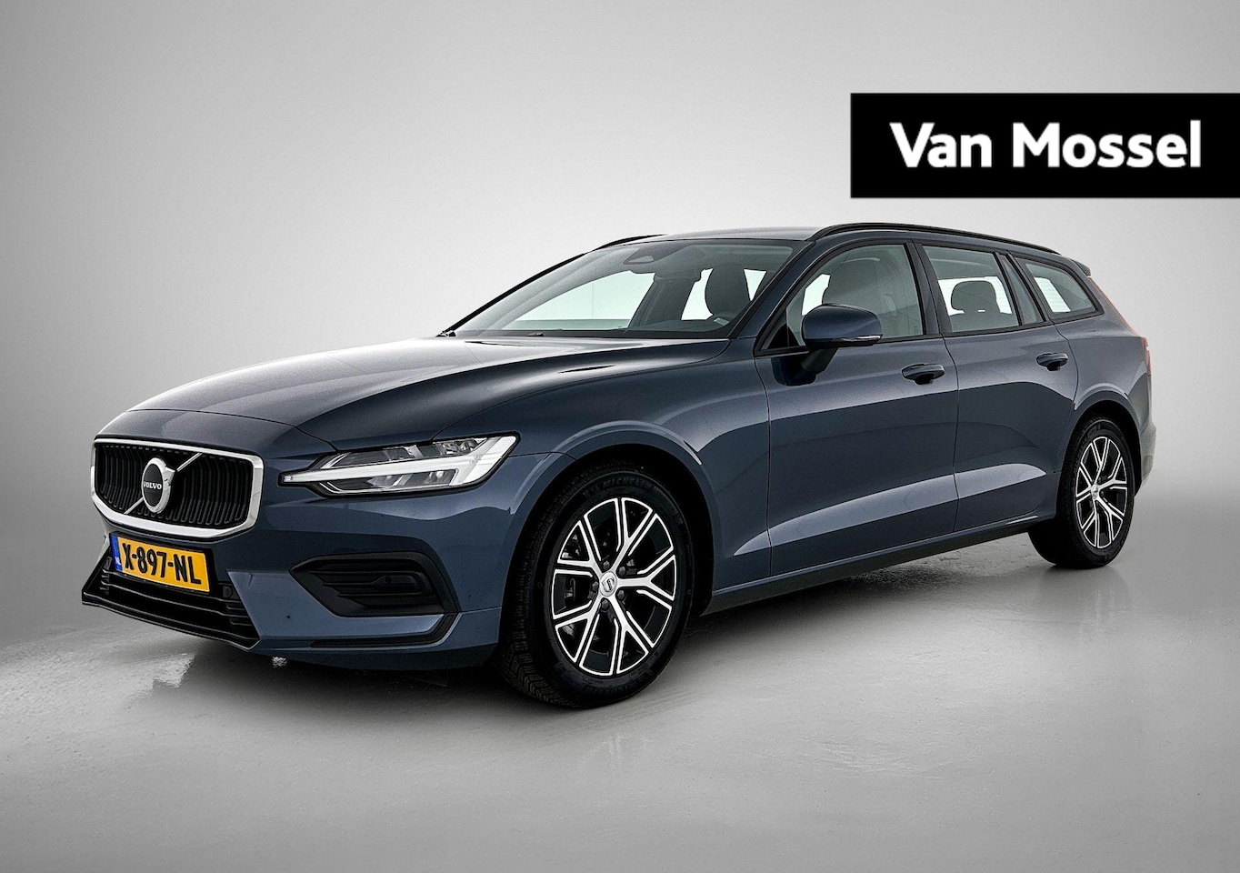 Volvo V60 - 2.0 B3 Essential Edition | Elektrische uitklapbare Trekhaak | Cruise Controle | Achteruitr - AutoWereld.nl
