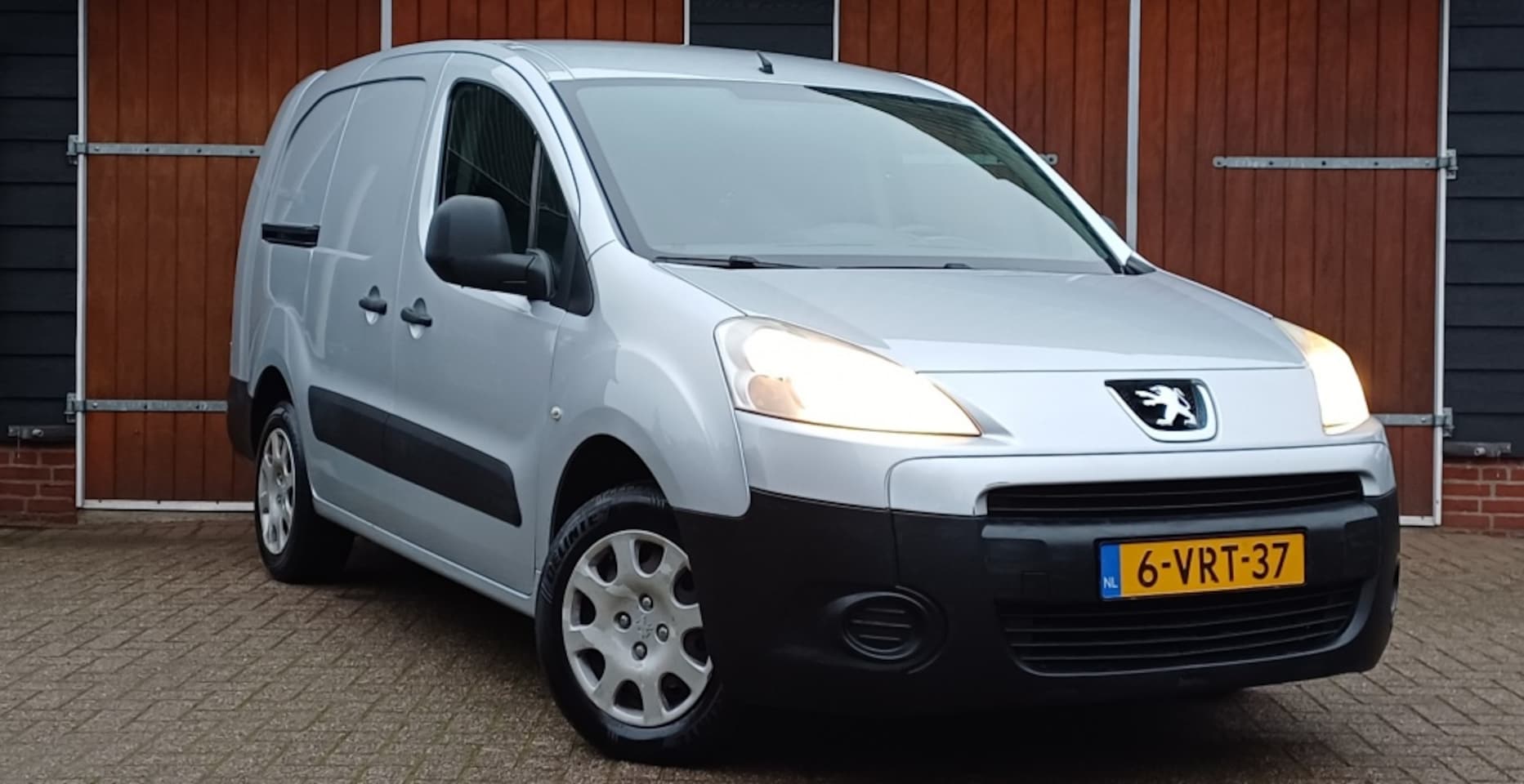 Peugeot Partner - 122 1.6 HDI L2XT Pr+, Airco, Zilver, NAP, Trekhaak, Verlengd - AutoWereld.nl