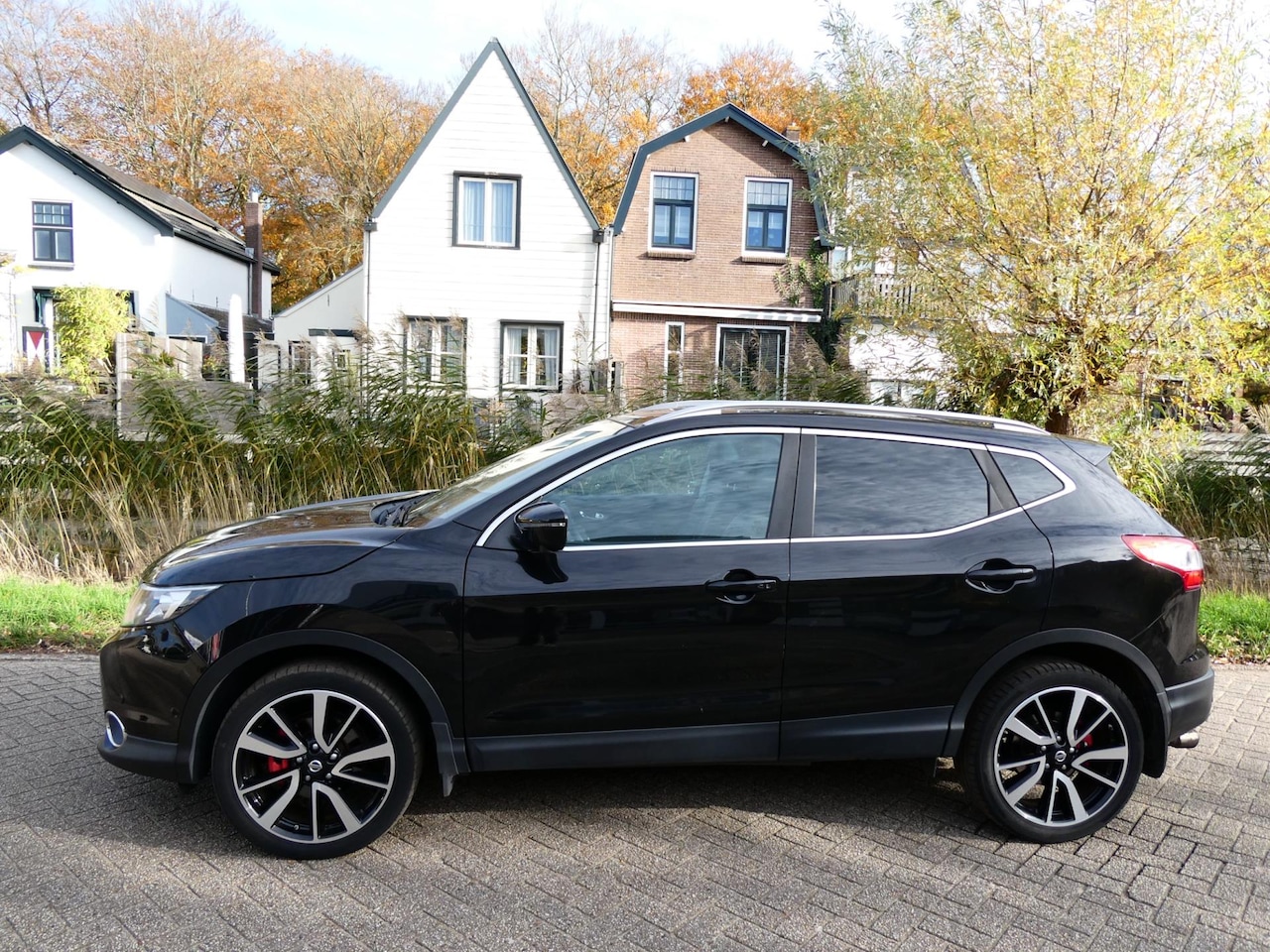 Nissan Qashqai - 1.2 Premier Ed. Clima Leder Navi Panorama Trekhaak 1200kg. - AutoWereld.nl