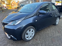 Toyota Aygo - 1.0 VVT-i x-play AIRCO LED ORG 128525 KM NAP O.H BOEKJES NW BANDEN VOOR NW APK