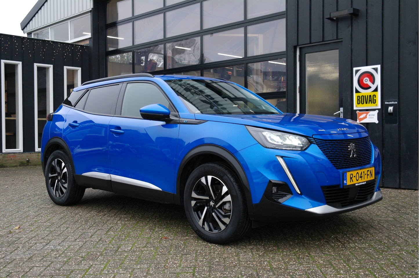 Peugeot e-2008 - EV Allure Pack 50 kWh | SOH 98% | Camera | Adap.Cruise | 17'' | 3D Display - AutoWereld.nl