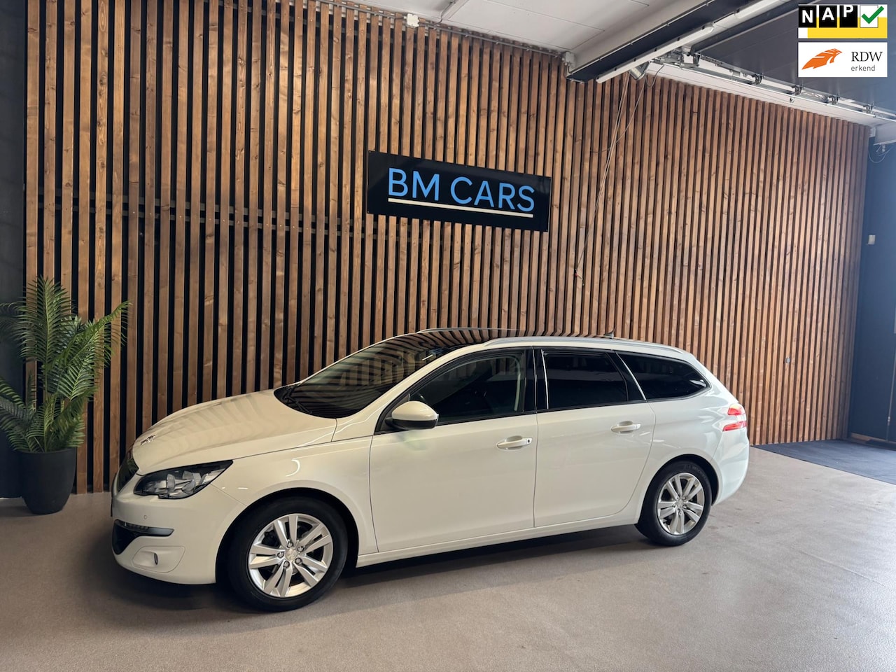 Peugeot 308 SW - 1.2 PureTech Blue Lease Executive Panodak,Navi - AutoWereld.nl