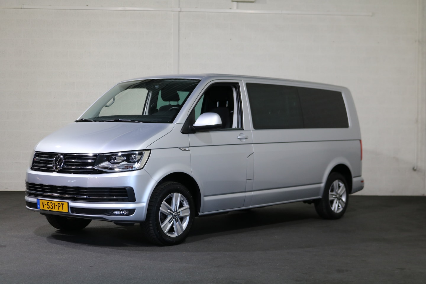 Volkswagen Transporter - 2.0 TDI L2 H1 150pk DC 4-Motion Automaat Airco Led Trekhaak Camera - AutoWereld.nl