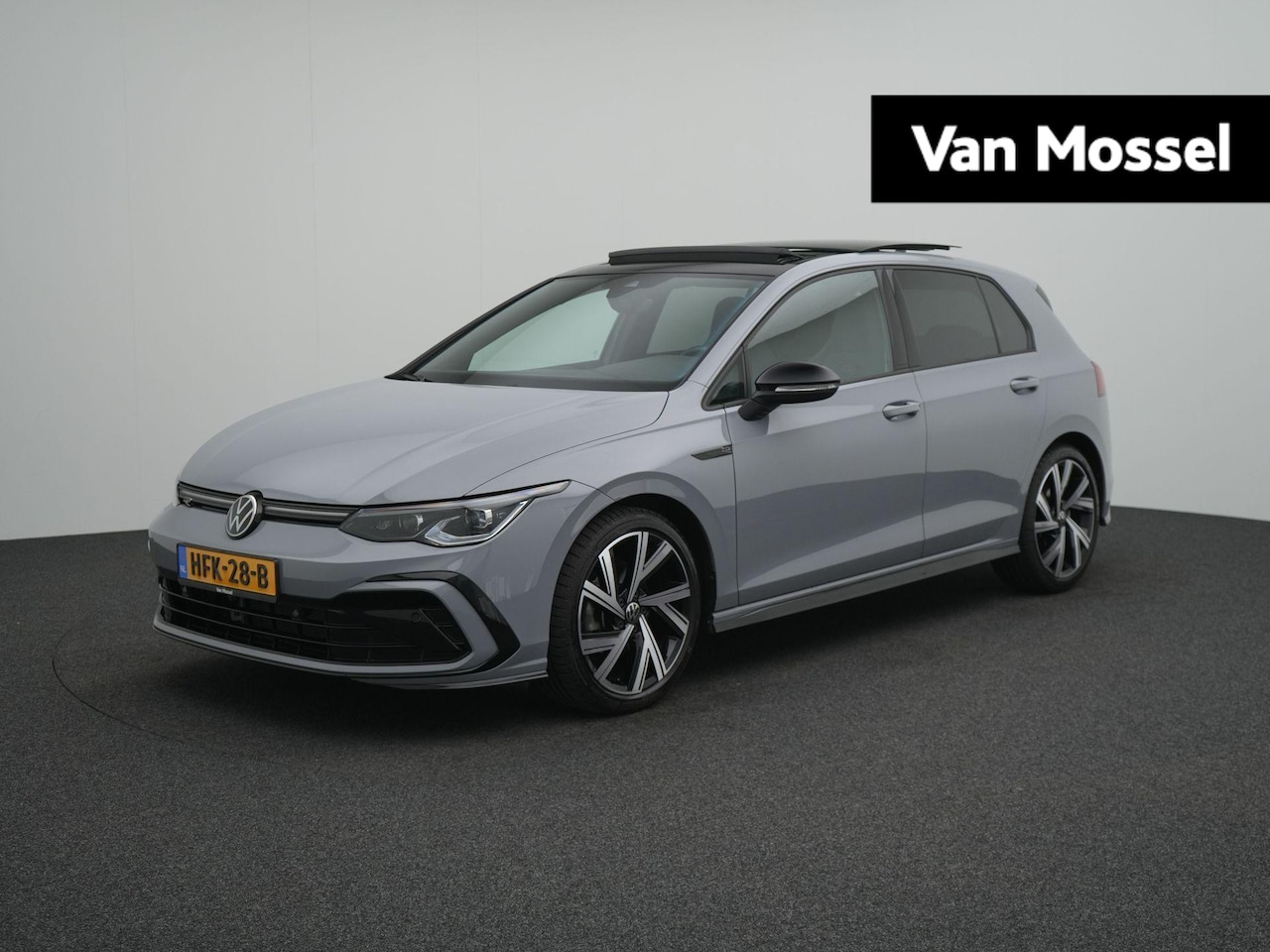 Volkswagen Golf - 1.5 eTSI R-Line Business PANORAMADAK | R-LINE 2X | BLACK PAKKET | NAVIGATIE | APPLE CARPLA - AutoWereld.nl