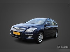 Hyundai i30 CW - 1.6i Dynamic Business. Clima control, Trekhaak. Parkeersensoren achter. NAP. Nieuw APK