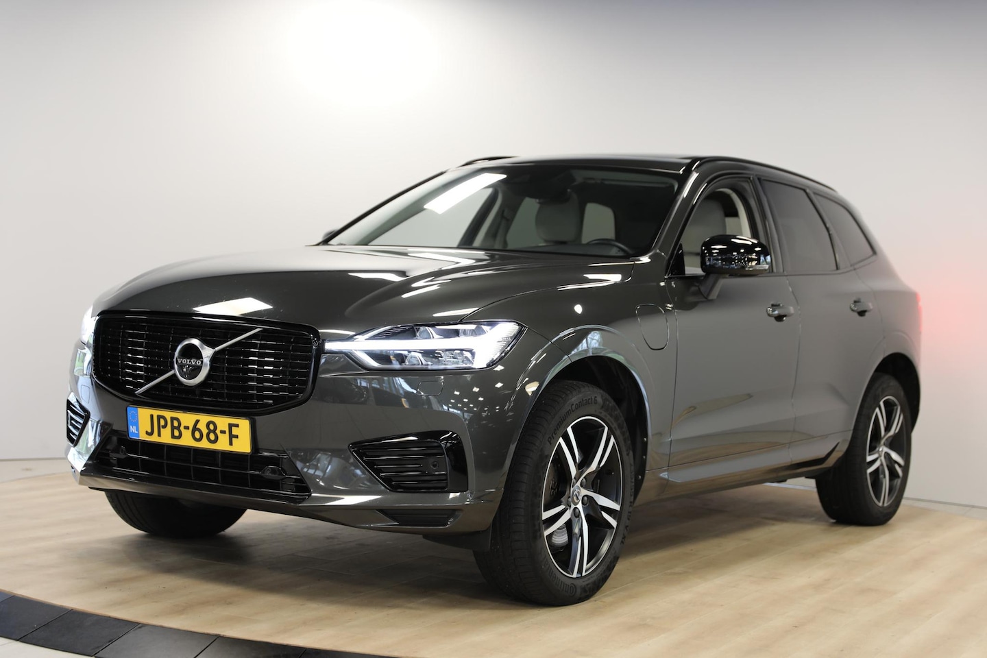 Volvo XC60 - 2.0 Recharge T6 AWD R-Design | Schuif- kanteldak | Zomer & Winterset | 360 Camera - AutoWereld.nl