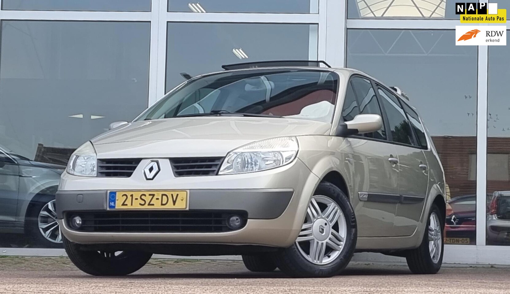 Renault Grand Scénic - 2.0i 16V Privilège Luxe Automaat Panoramadak Trekhaak 7-p - AutoWereld.nl