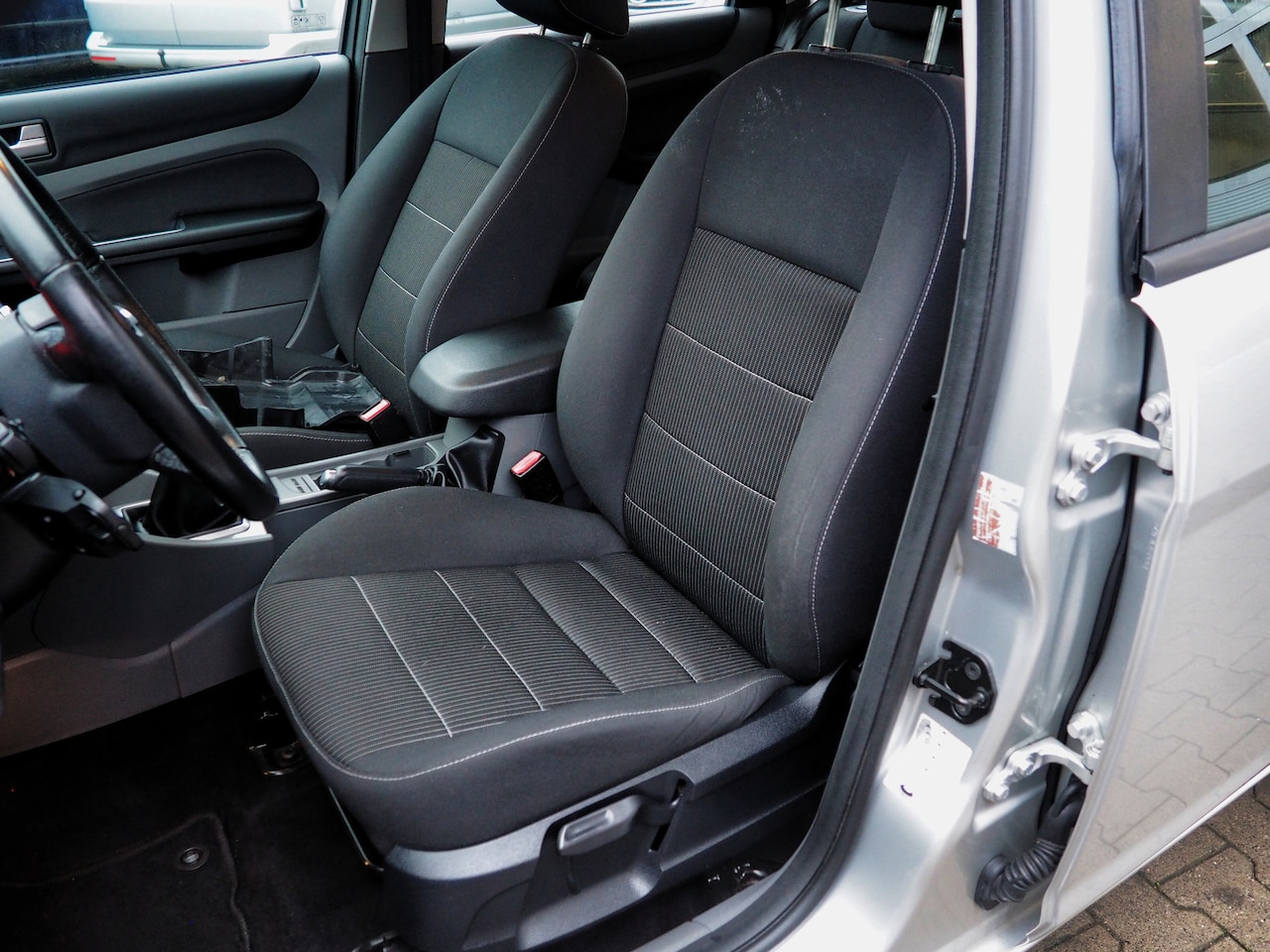 Ford Focus Wagon - 1.8 16V Limited CLIMA NAVI PARKEER S. TREKH.