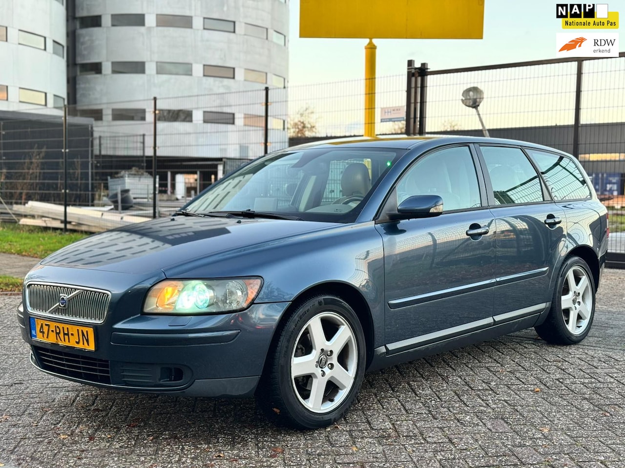 Volvo V50 - 1.8 Exclusive|XENON|NAVI|LEDER - AutoWereld.nl