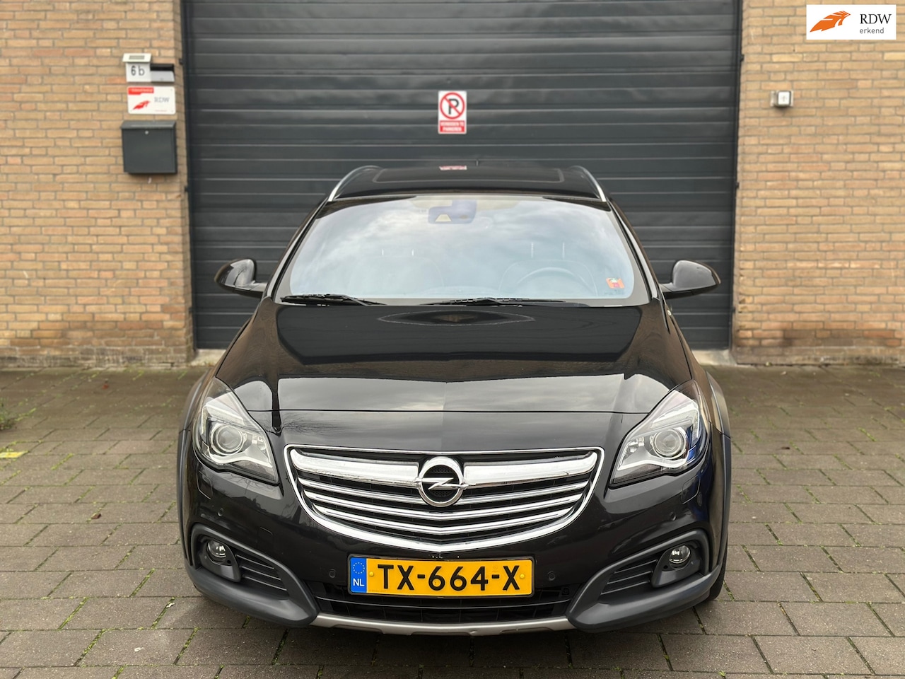 Opel Insignia Country Tourer - 2.0 T 4x4 ACC Clima Navi Camera Pano Cruise control Xenon Leder Zwart hemelbekleding - AutoWereld.nl
