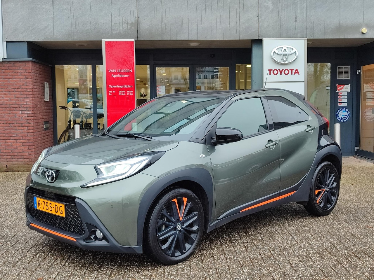 Toyota Aygo X - 1.0 VVT-i CVT LIMITED JBL-AUDIO STOELVERW PARK-SENSOREN LED LEER KEYLESS CAMERA NAVI APPLE - AutoWereld.nl