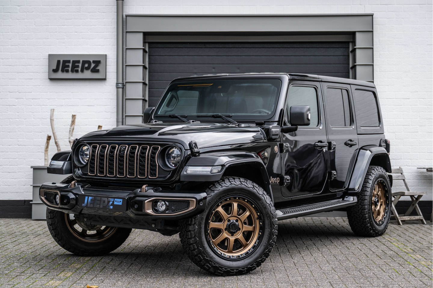 Jeep Wrangler Unlimited - 4xe 380 Sahara - Jeepz Edition - 20" KMC velgenset - AutoWereld.nl